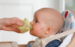 Cho trẻ sơ sinh uống nước có thể khiến bé co giật, hôn mê?