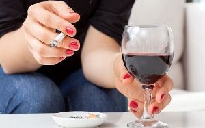 Rượu vang đỏ có thể làm giảm tác hại của thuốc lá