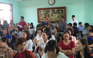 Trẻ mầm non bị ăn cơm chưa chín kỹ, bánh kem không nhãn mác