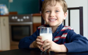 Vì sao nên cho trẻ uống sữa nguyên chất thay vì sữa tách béo?