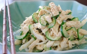 Chua giòn món nộm thịt gà dưa chuột cho bữa tiệc cuối tuần