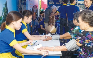 Vinamilk tiếp tục đồng hành và chăm sóc sức khỏe người cao tuổi