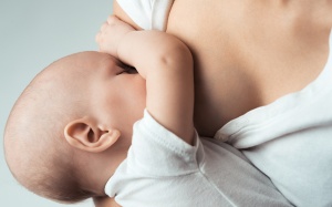 Làm gì để giúp bé giảm đau khi tiêm?