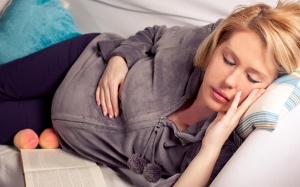 Bà bầu nằm ngủ kiểu quen thuộc này có nguy cơ thai chết lưu cao