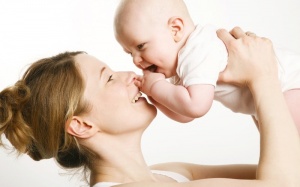 Sau sinh sử dụng dầu dừa để làm đẹp toàn diện