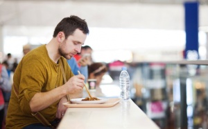 Những loại thực phẩm nên ăn khi đi máy bay