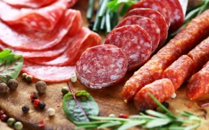 Video: Cứ việc ăn xúc xích, thịt xông khói, ung thư sẽ ghé thăm bạn sớm!