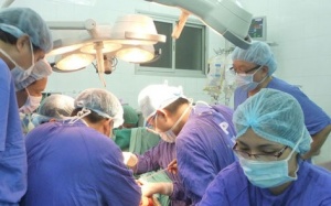 Lần đầu tiên: Chồng hiến thận cứu vợ!