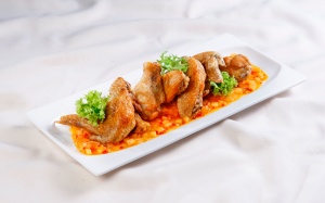 Cánh gà chiên sốt táo thơm ngon cho bữa cơm tối