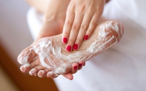 Glycerin - thành phần đơn giản giúp ngăn ngừa nứt gót chân 