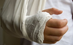 Suýt mất cánh tay do tắc động mạch vì tưởng đau xương khớp