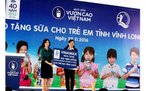 Tặng gần 13 vạn ly sữa Vinamilk cho trẻ em Vĩnh Long