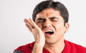 5 cách tự nhiên giúp giảm đau nướu răng hiệu quả