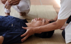 Dấu hiệu nhận biết sớm và xử trí khi người thân bị đột quỵ