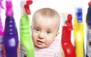 Làm gì khi trẻ nuốt phải chất độc?