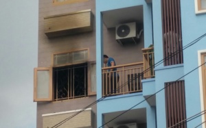 4 thanh niên bị bỏng do hút thuốc khi lau nhà bằng... xăng