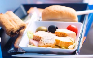 Ăn gì khi đi máy bay và một số lưu ý khi mang đồ ăn lên máy bay