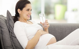 Bị phù nề khi mang thai có nên uống ít nước đi?