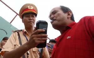 Cảnh sát mở đợt cao điểm xử lý vi phạm nồng độ cồn