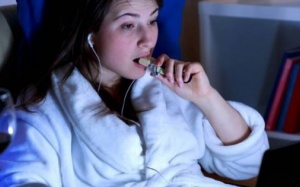 10 loại thực phẩm tuyệt đối không nên ăn trước khi đi ngủ