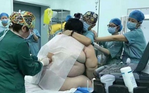 16 y bác sĩ đỡ đẻ cho bà bầu nặng... 130kg