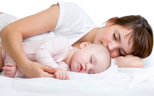 Lợi – hại của việc cho bé mới sinh ngủ cùng