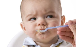 Bé sụt cân liên tục phải làm sao?