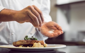 Ăn quá ít muối hại chẳng kém gì ăn nhiều!