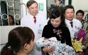 Ca mang thai hộ đầu tiên là sự kiện y tế quan trọng của năm