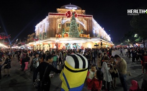 Biển người nô nức đón Giáng sinh ở trung tâm Hà Nội