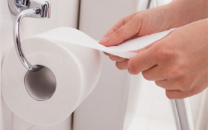 Nếu bạn vẫn dùng giấy vệ sinh sau khi đi tiểu nhất định phải biết sự thật đáng sợ này