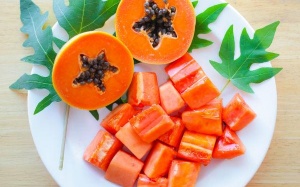 Cho trẻ ăn đu đủ chín để trị táo bón