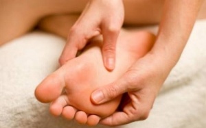 Biến chứng đái tháo đường gây tê bì, châm chích điều trị thế nào?