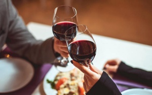 Lý giải tại sao uống rượu vang đỏ lại đau đầu?
