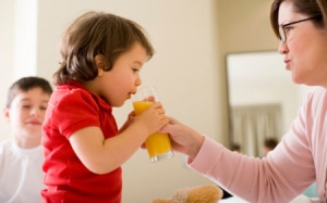 Uống nước cam không đúng cách trẻ dễ bị sỏi thận