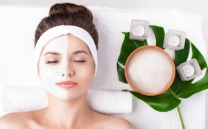 Đối phó với da khô, nứt gót chân và các vấn đề về da chỉ bằng... sữa