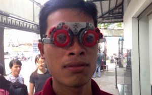 Đục thủy tinh thể không còn “độc quyền” bệnh người già