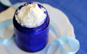 Tự làm kem dưỡng ẩm từ lô hội + sáp ong + tinh dầu