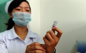 Trung Quốc bỏ tù quan chức y tế cho lưu hành vaccine hết hạn