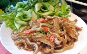 Giòn sựt tai heo xào sả ớt