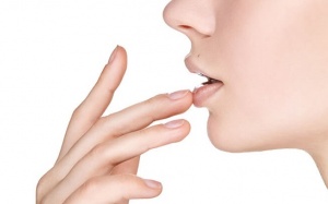 7 sai lầm khiến đôi môi khô nứt nẻ càng thêm trầm trọng
