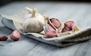 Ăn tỏi sống: Lợi hại song hành