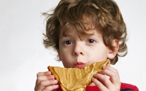 Cho trẻ 4 tháng tuổi ăn lạc có thể giúp ngăn ngừa dị ứng 