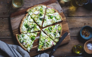 Tự tay làm pizza pho mát bắp cải mini cho người yếu bụng