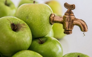 Làm nước ép táo để thải độc và phòng nhiều bệnh