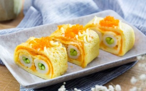 Độc lạ trứng cuộn chả mực măng tây