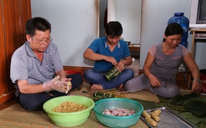 Làng làm bánh tét xanh như ngọc ở Quảng Trị