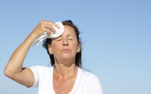 6 triệu chứng giống mãn kinh nhưng là dấu hiệu của bệnh nguy hiểm