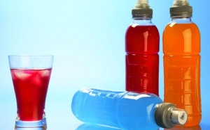 Có nên bổ sung điện giải bằng các loại nước uống bổ sung?