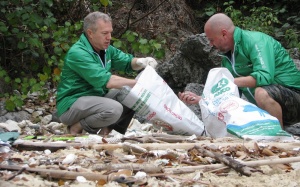 Đại sứ Mỹ tham gia thu gom rác trên vịnh Hạ Long